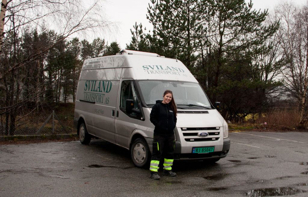 Sjåfør Janne foran varebil